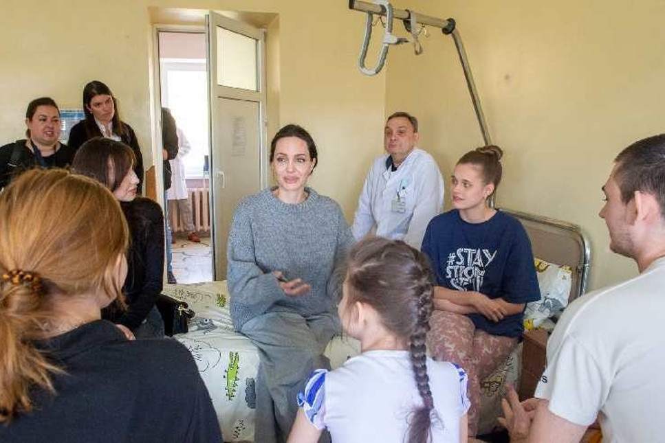 Angelina Jolie, Ukrayna'da çocukları ziyaret etti